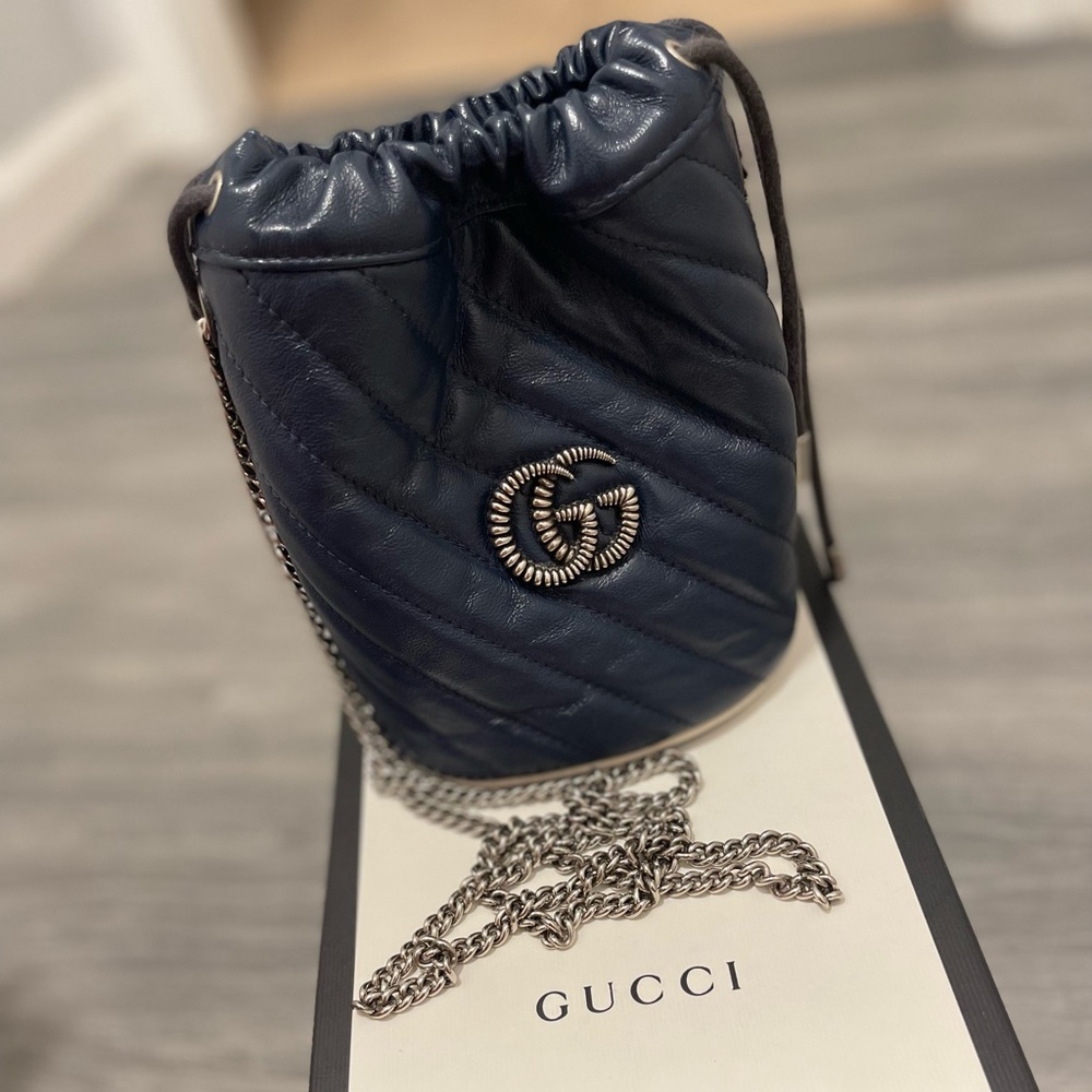 Gucci Marmont Bucket bag. Diagonal quilted leather shoulder bag.100% authentic